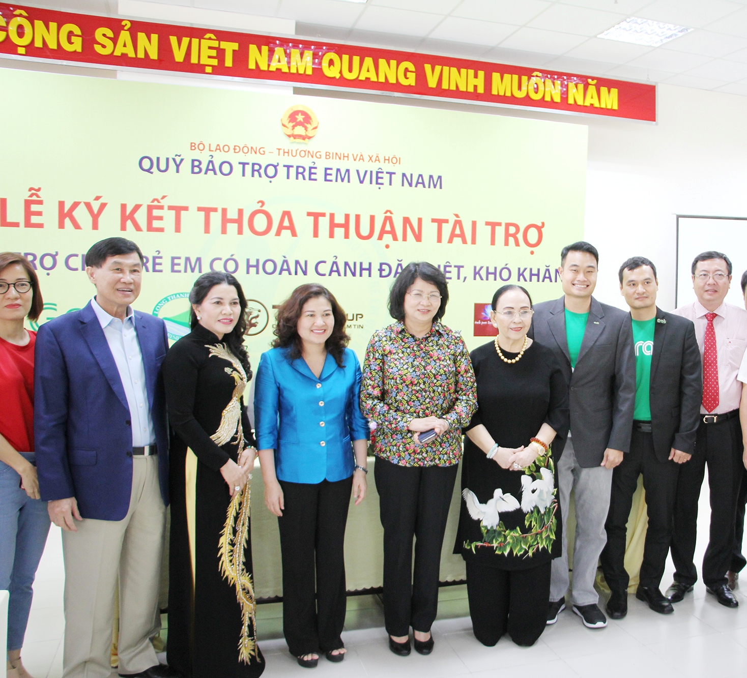 Bà Nguyễn Thị Ngọc Thịnh và đại diện các doanh nghiệp đồng hành cùng Giải bóng đá trẻ em có hoàn cảnh khó khăn