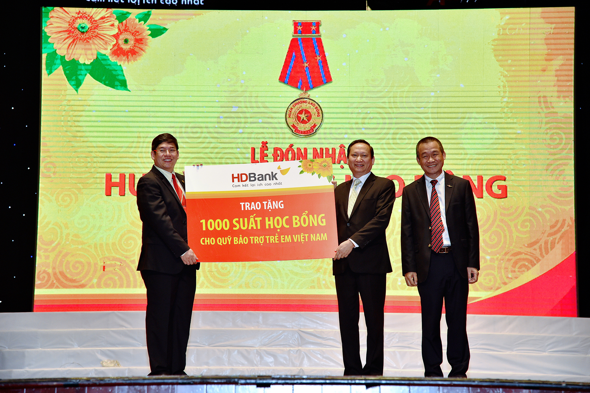 HDBank trao tặng 1, tỷ đồng cho Quỹ Bảo trợ trẻ em em Việt Nam hồi tháng 1/2019. 